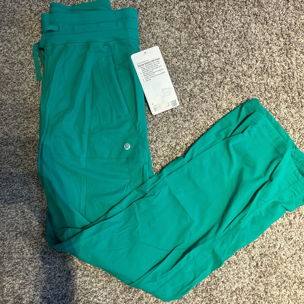 NWT lululemon dance studio MR pant in kelly green.